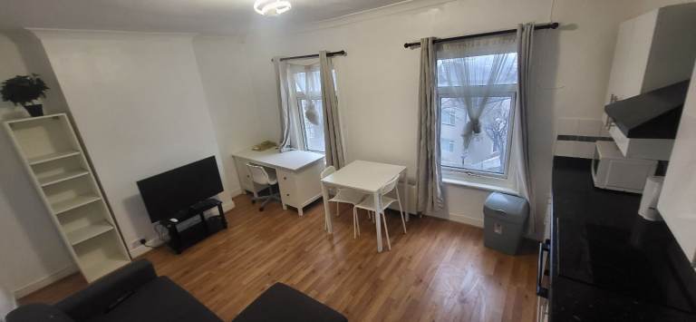 1 bedroom Woolwich flat, bills included... £1575, 