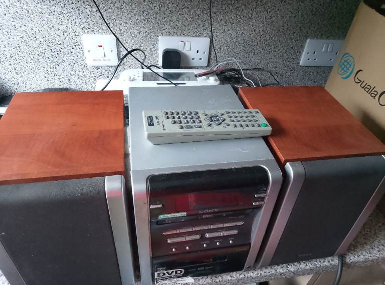 Sony Stereo System with Speakers and Remote – Good Condition
