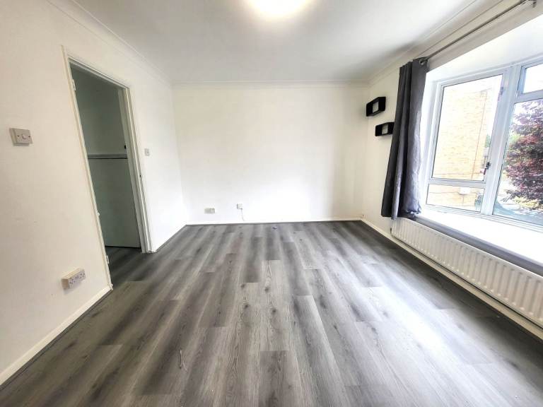 2-bedroom, 1-bathroom duplex flat for rent on Harmondsworth Road, West Drayton, UB7