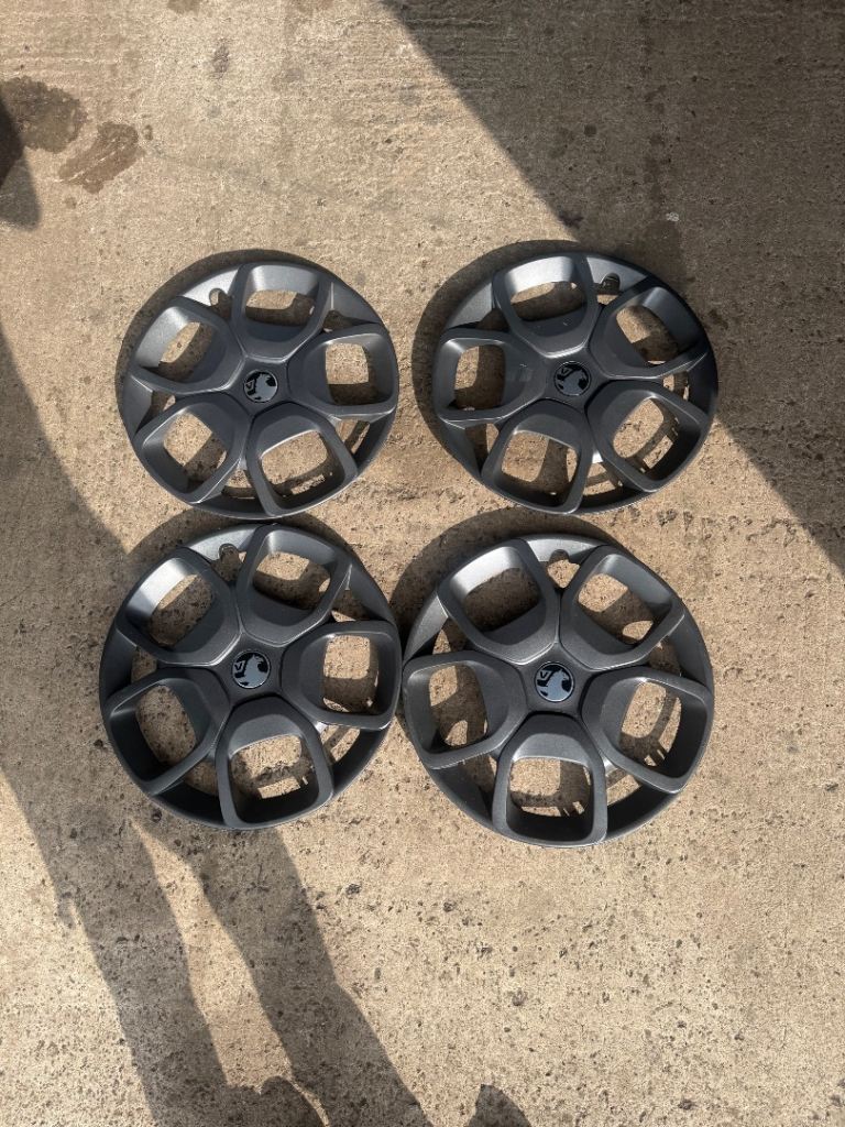 Vauxhall vivaro 17” wheel trims. 