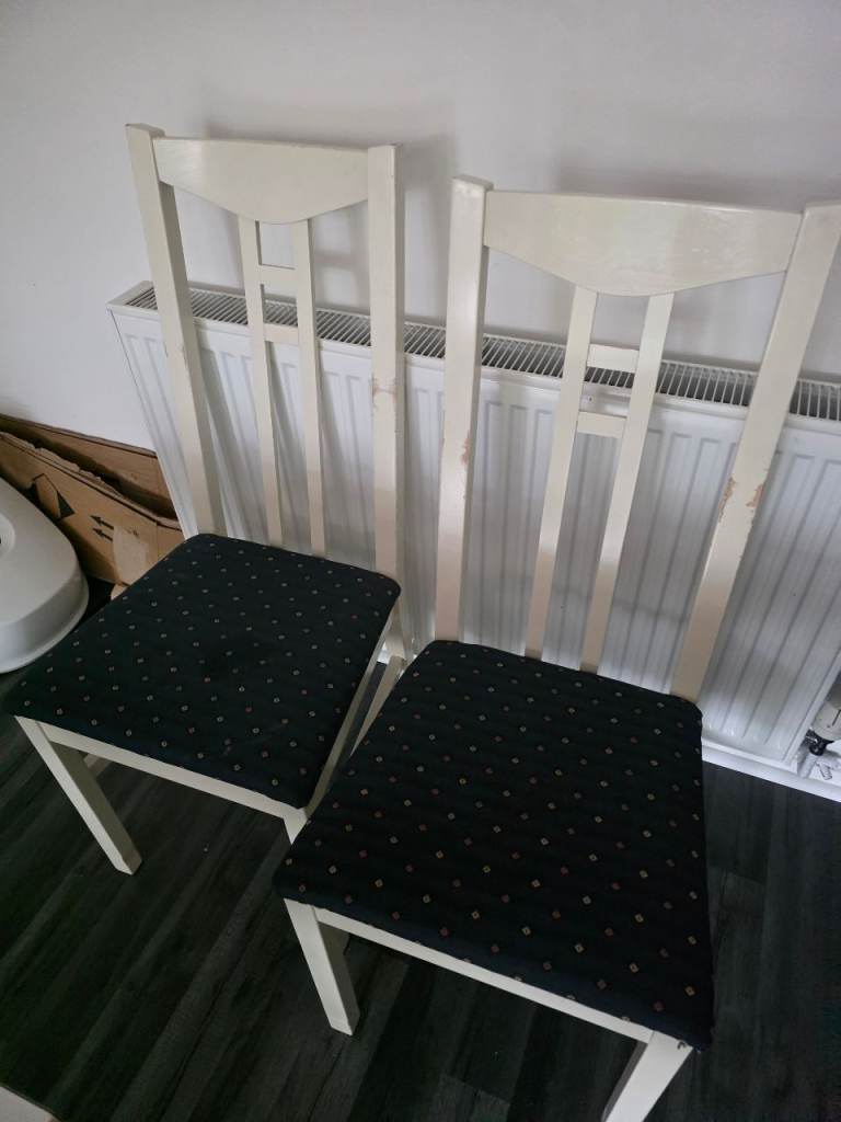 Extendable Dining Table with 4 Chairs – White, Needs TLC