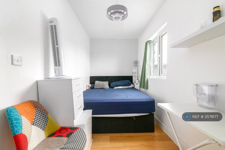 1 bedroom in Montague Road, Hounslow, TW3 (#2571677)