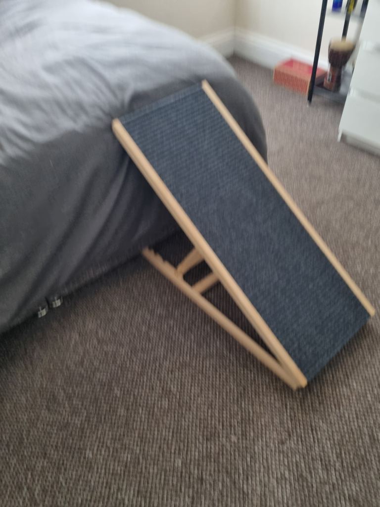 Adjustable height dog ramp for bed/sofa