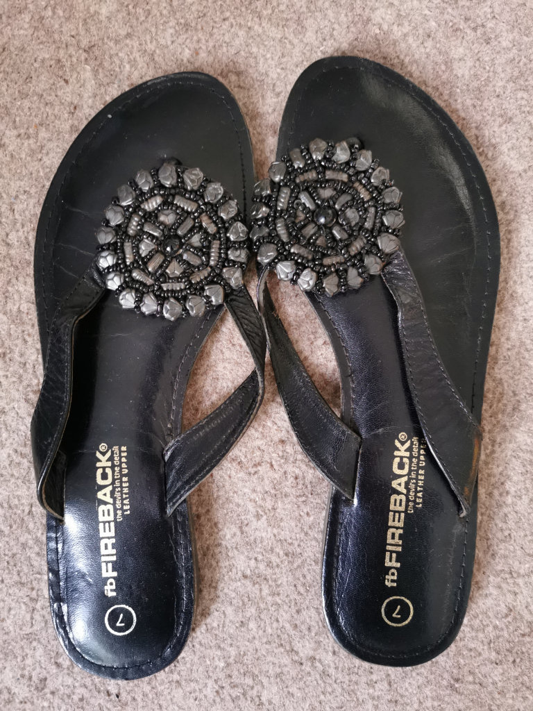 Black leather Fireback women's sandles flip flops size 7