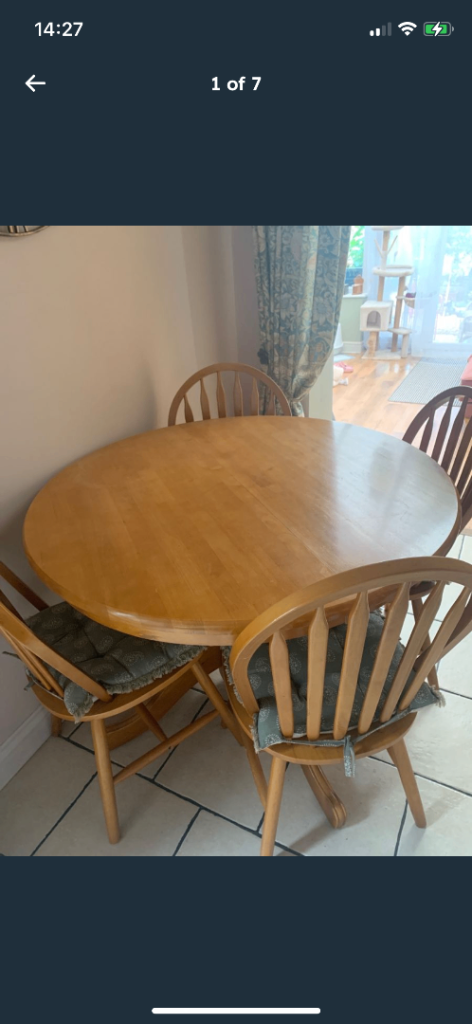 Free extendable table and chairs