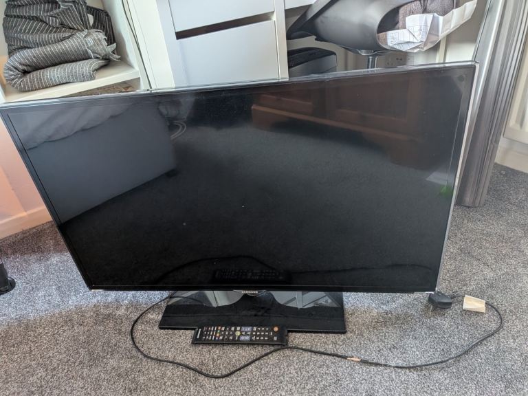 Samsung Flat Screen TV – Good Condition, Remote Included