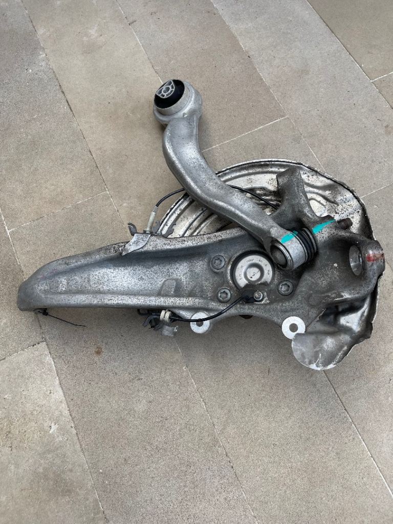 BMW G30 G31 PASSENGER LEFT SUSPENSION LEG HUB