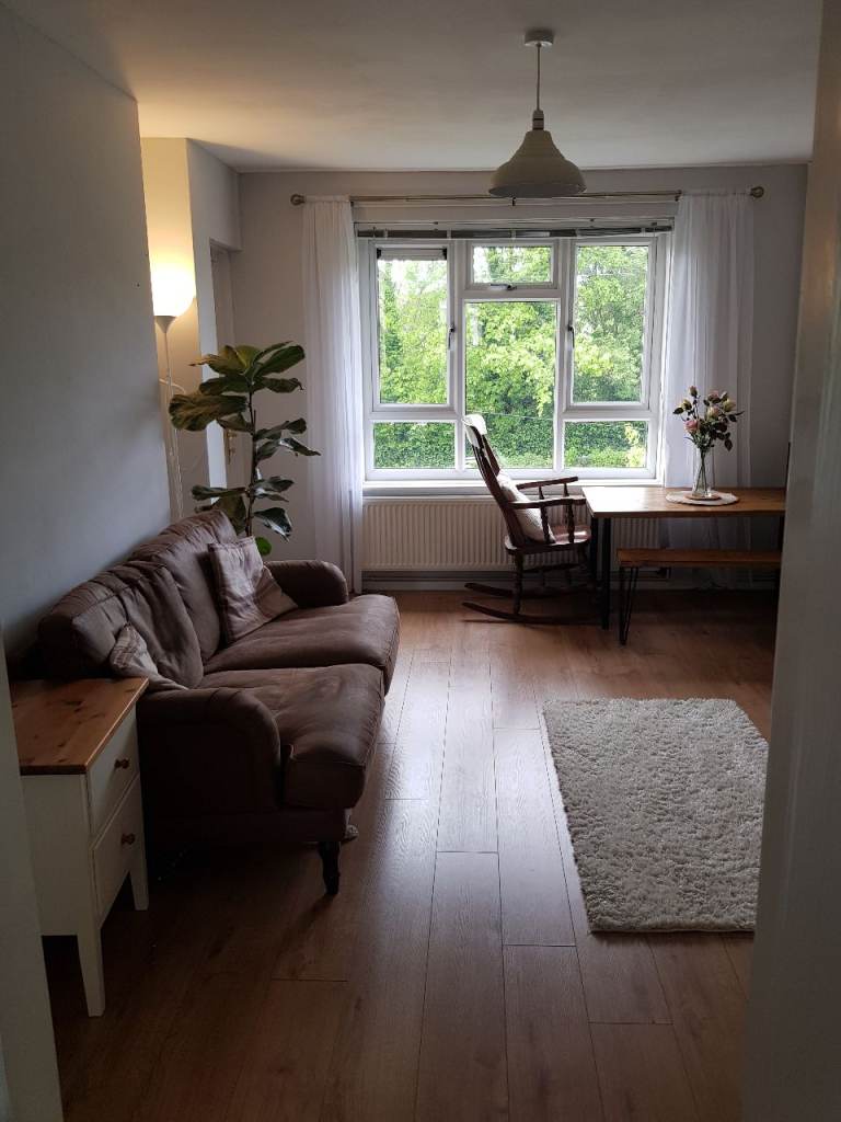 Sunny spacious room in house share