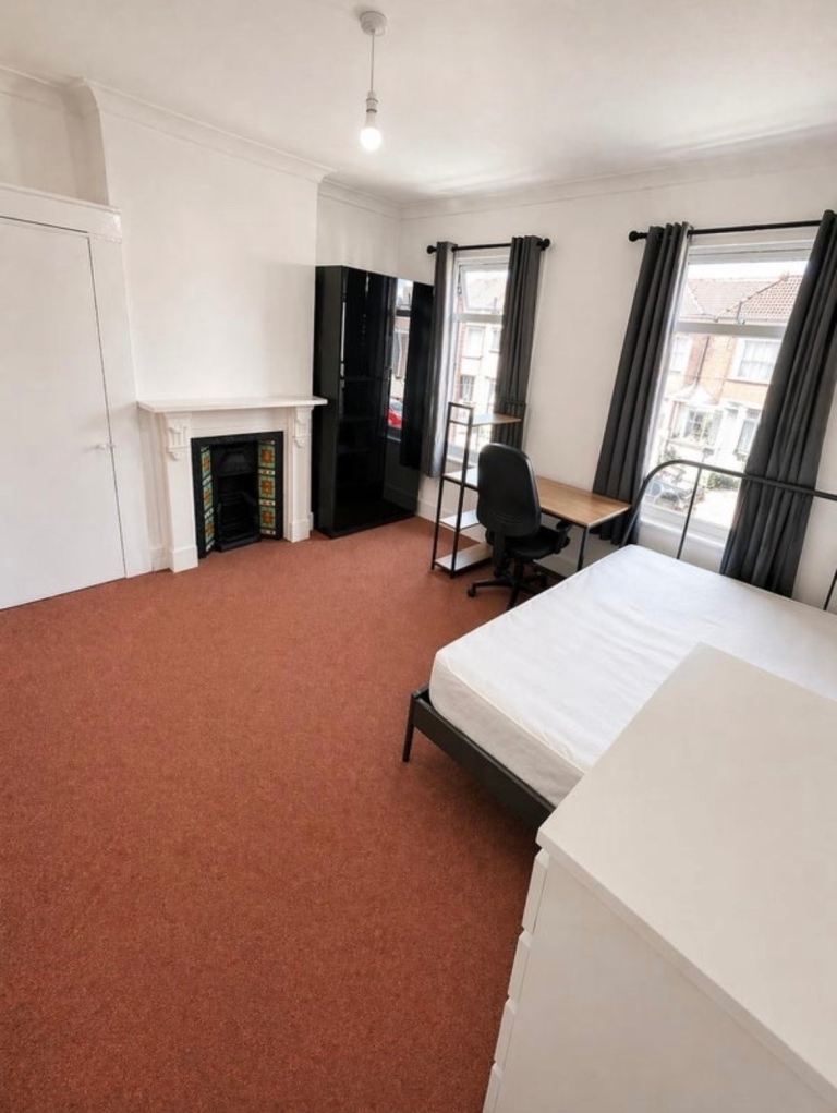 Very Large Double Room | Bills Included | DA17 