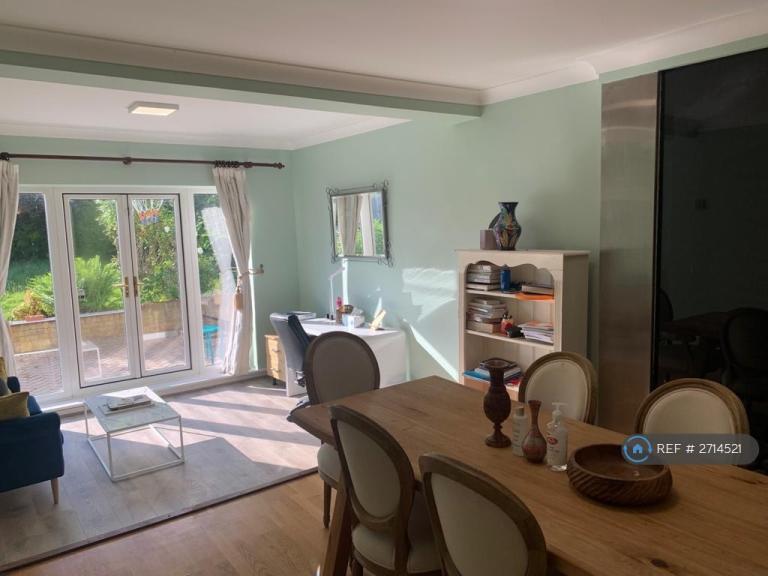 5 bedroom house in Noak Hill Road, Romford, RM3 (5 bed) (#2714521)