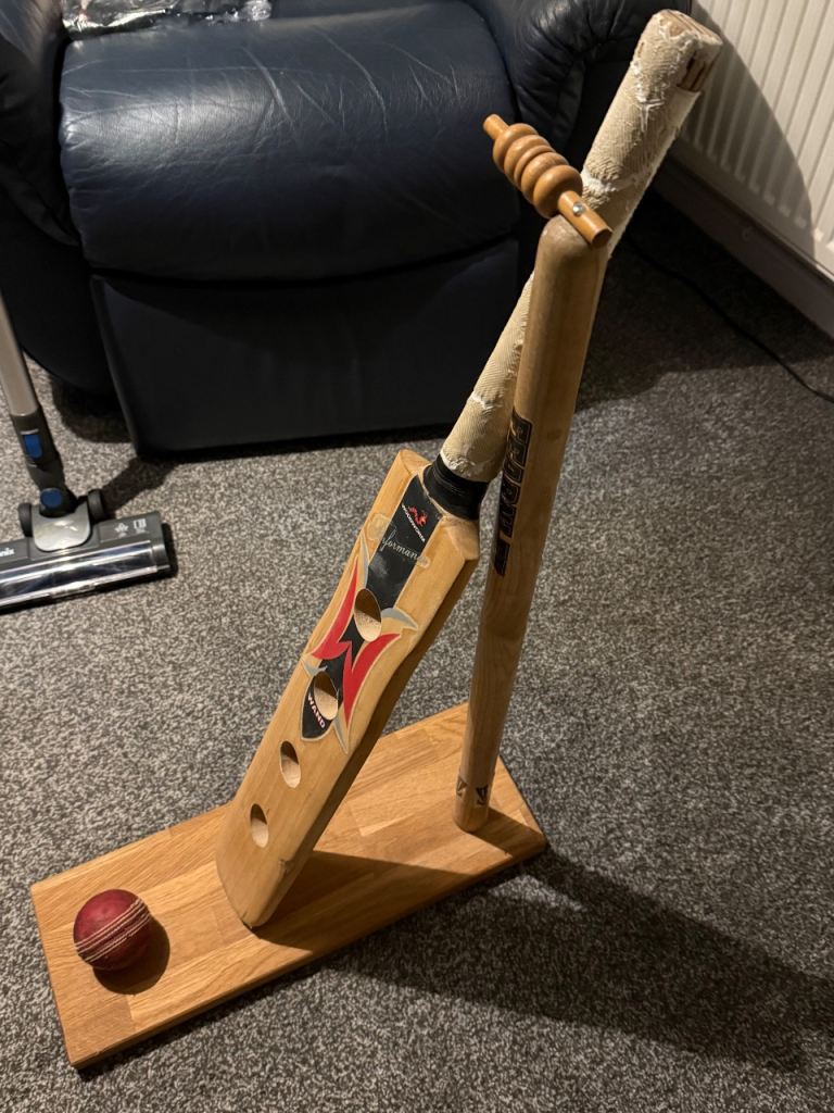 Cricket Bat Beer Bottle Holder Stand – Unique Handmade Bar Display 🍺🏏