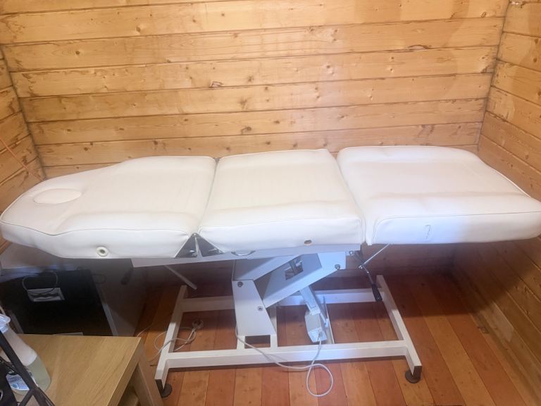 Beauty Bed/Massage/Tattoo Table: Chair in Cream, Good Condition, electric height adjustable couch 