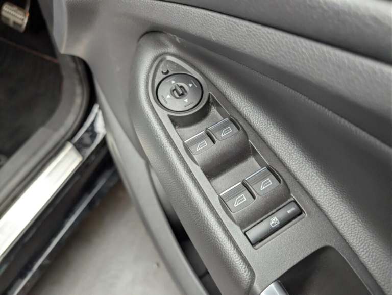 2018 Ford Kuga 1.5T EcoBoost ST-Line X SUV 5dr Petrol Auto AWD Euro 6 (s/s) (176 ps) - PAN HATCHB...