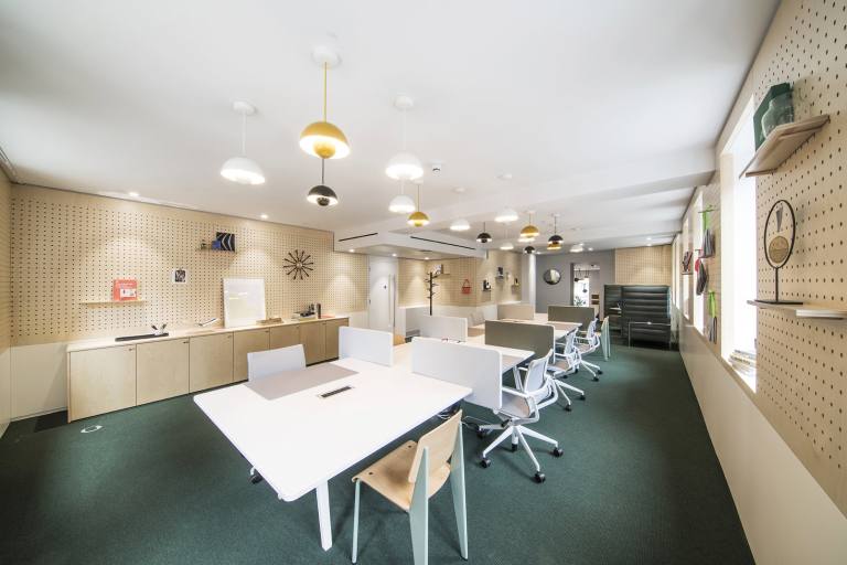 London - W1W 6XB \ Coworking Space with Desks Available Now