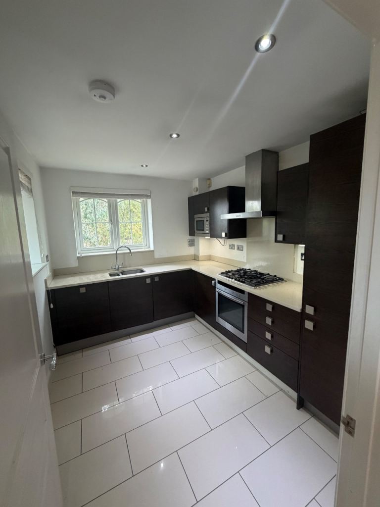 2 Bedrooms 2 Bathrooms Massionette Beautifully done is available to rent in Winkfield Windsor SL4