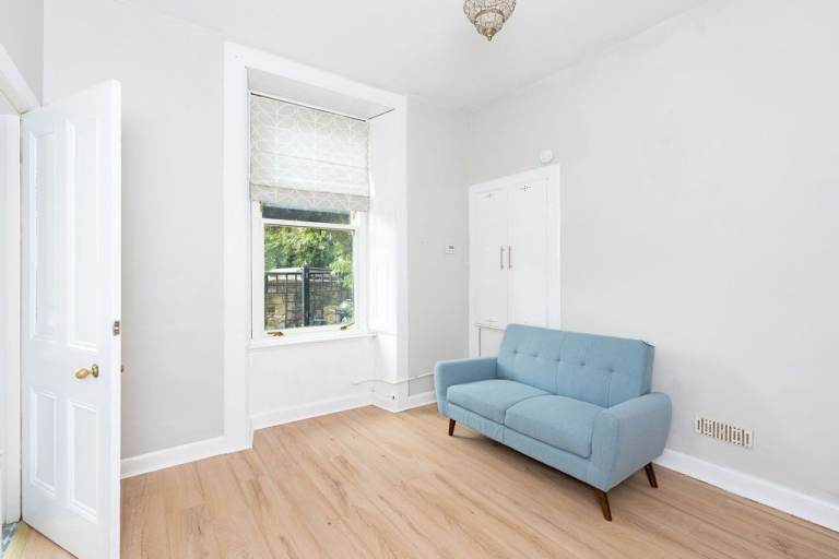 Beautiful, 1 bedroom, ground flat off Broughton Road – available September