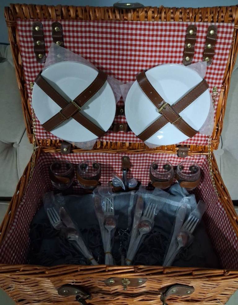 Wicker 4 person picnic set in fantastic condition, never used