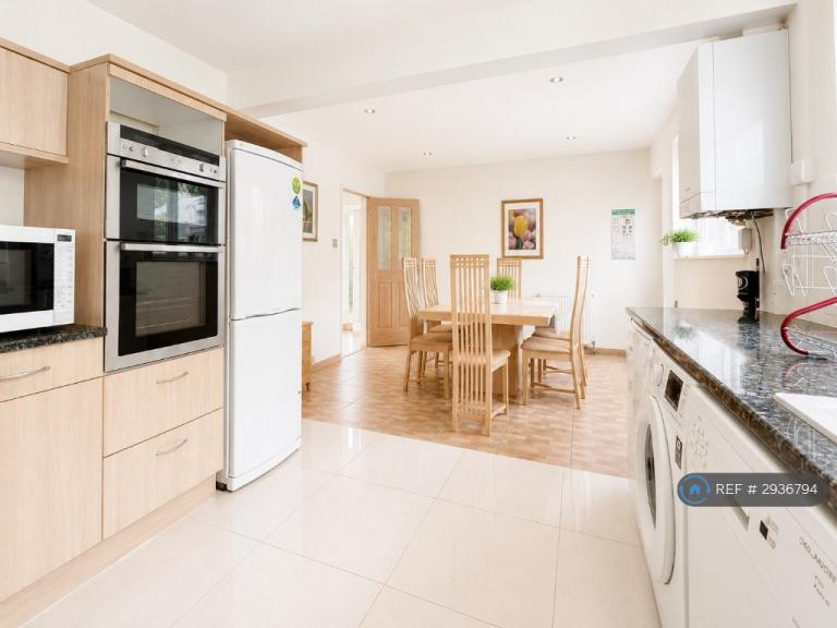 4 bedroom house in Hawthorn Gardens, Weston-Super-Mare, BS22 (4 bed) (#2936794)