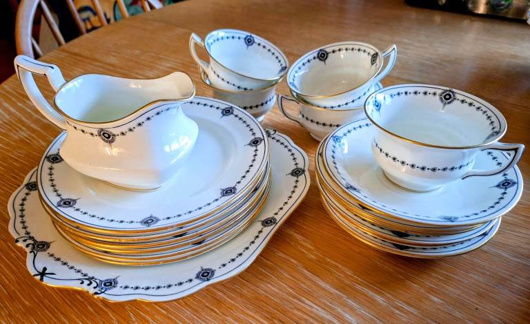 Aynsley Vintage crockery set