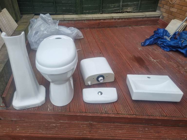 Toilet with flush system +Sink 
