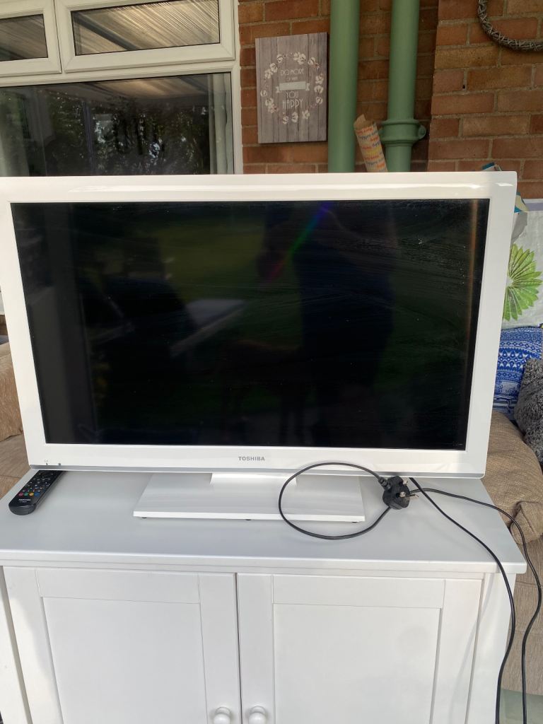 Toshiba 32” LCD colour TV DVD player 