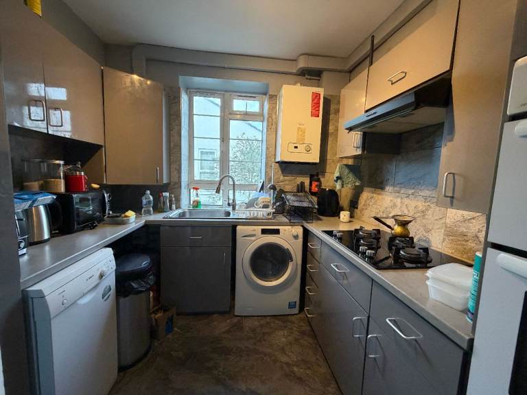  Three Double bedroom flat located in Isleworth TW7 4PP