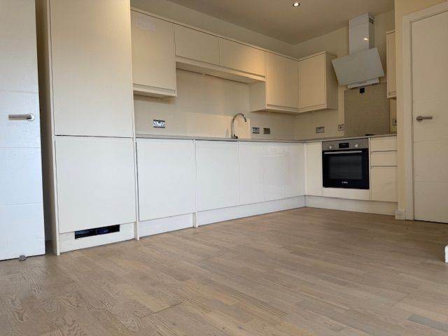 1 bedroom Apartment to Rent in Leatherhead