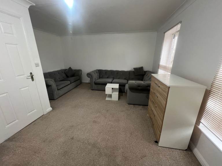 🏡 SHORT-LET • 4-Bed House • Paignton Close, Romford, RM3 8SF🏡