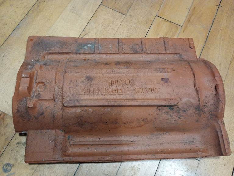 ~160 French roof tiles 