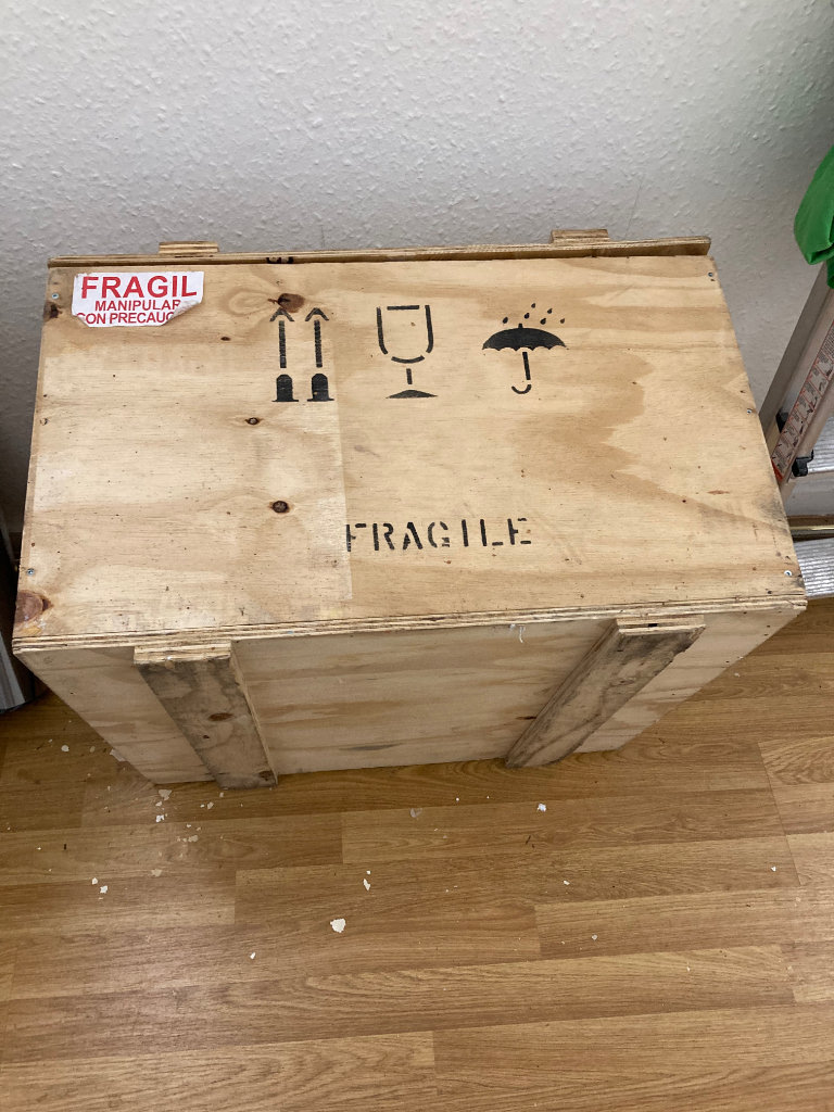 Shipment or storage box with lid and handles