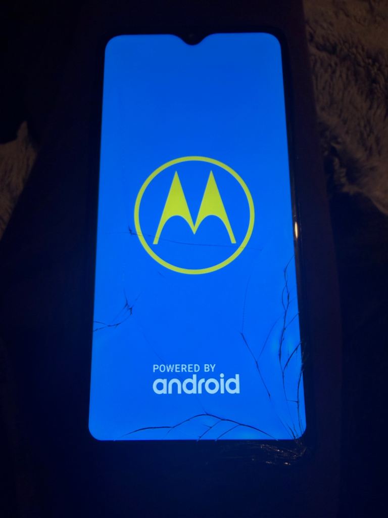Motorola Smartphone with Cracked Screen – Needs Repair