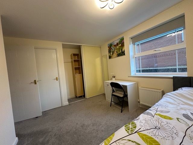 Spacious double room with en-suite in Eastleigh, SO50 