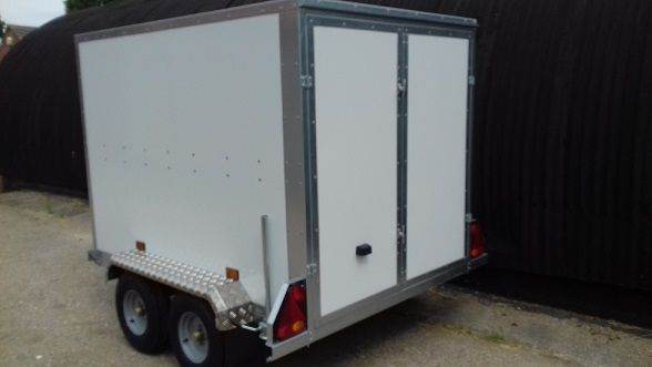 TICKNERS Box Trailer with Lockable Rear Doors (Twin Axle) 8' X 5' X 5' in Black or White