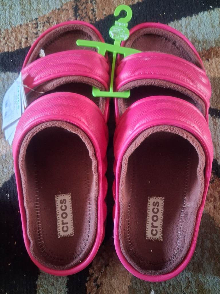 Brand New Crocs Classic Cozzzy Sandals, Pink, Size 42/43