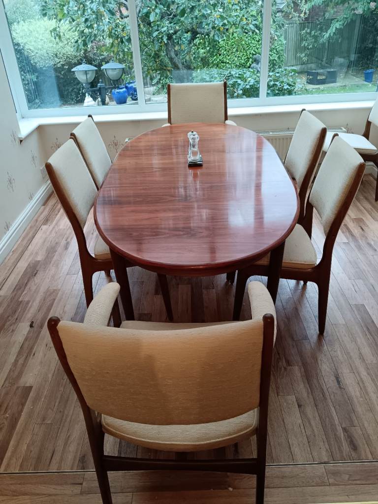 Beautiful Rosewood Dining Table and 8 Chairs 