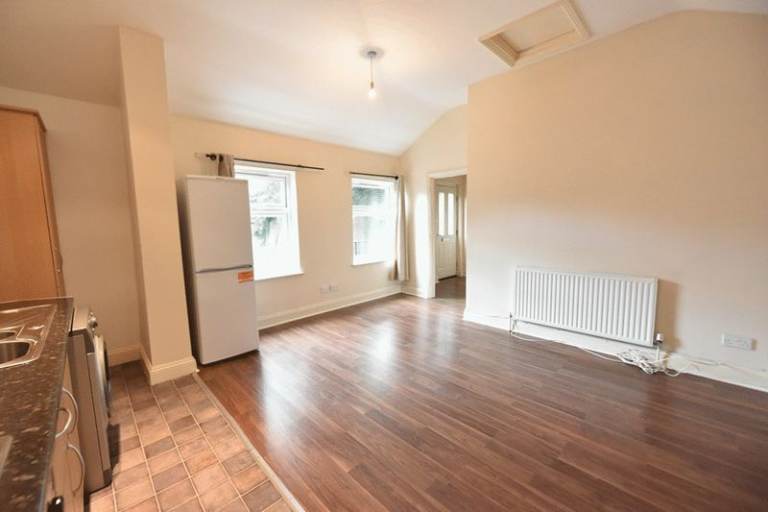 Well-presented 1-bedroom flat, ideally located just 1 minute’s walk opposite South Croydon Station.