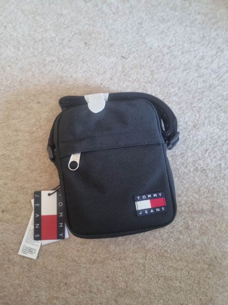 New Tommy Jeans Essential Crossbody Bag – Black