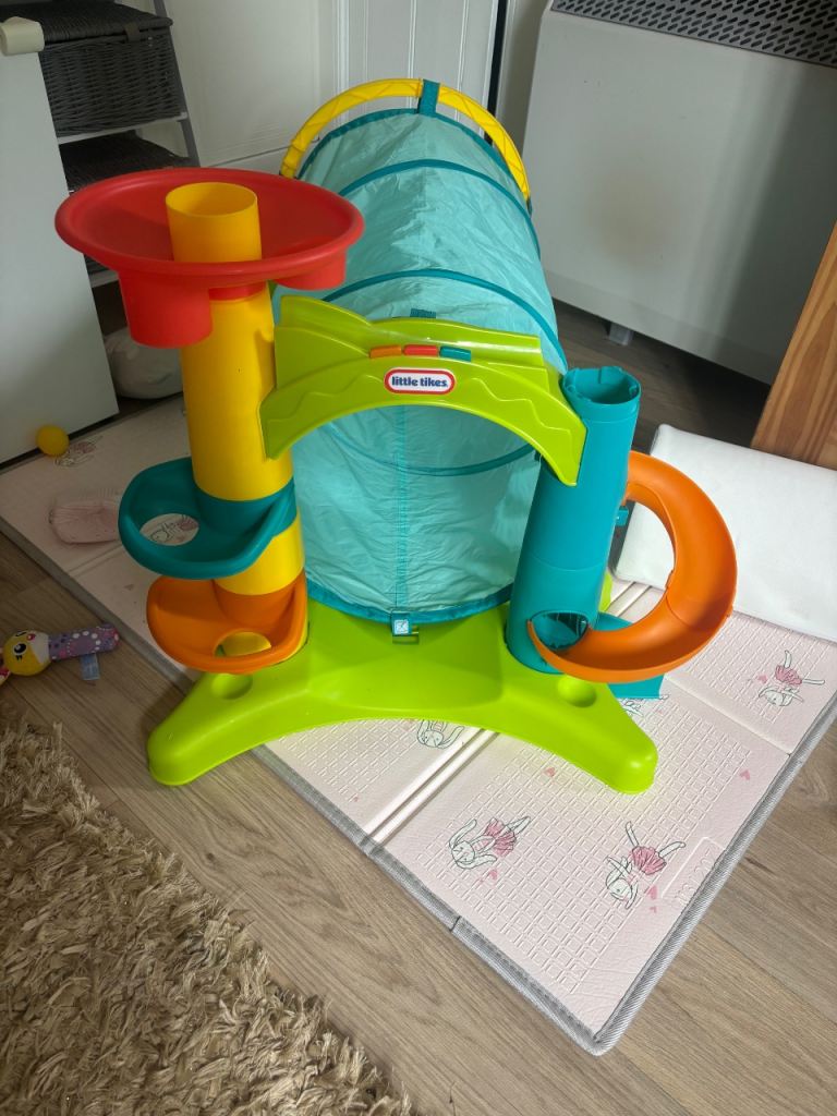 Little Tikes Crawling tunnel with built in ball drop 