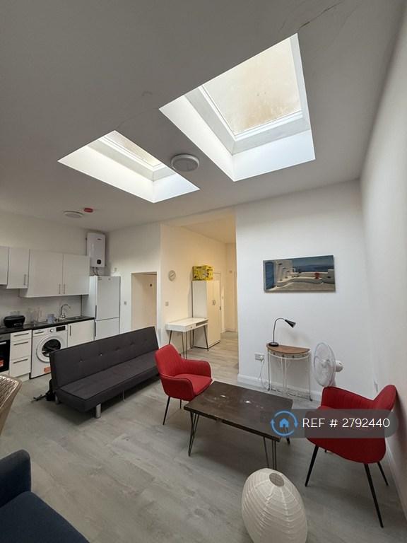 1 bedroom flat in Hornsey Road, London, N19 (1 bed) (#2792440)