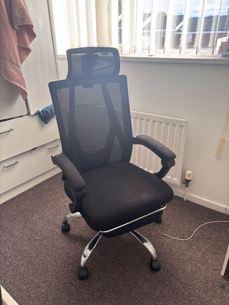Black Mesh Office Chair – Good Condition