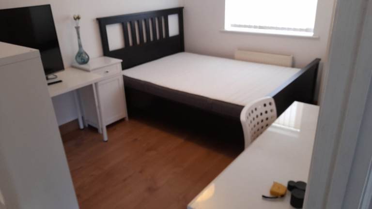 Double room to let. Bills included.