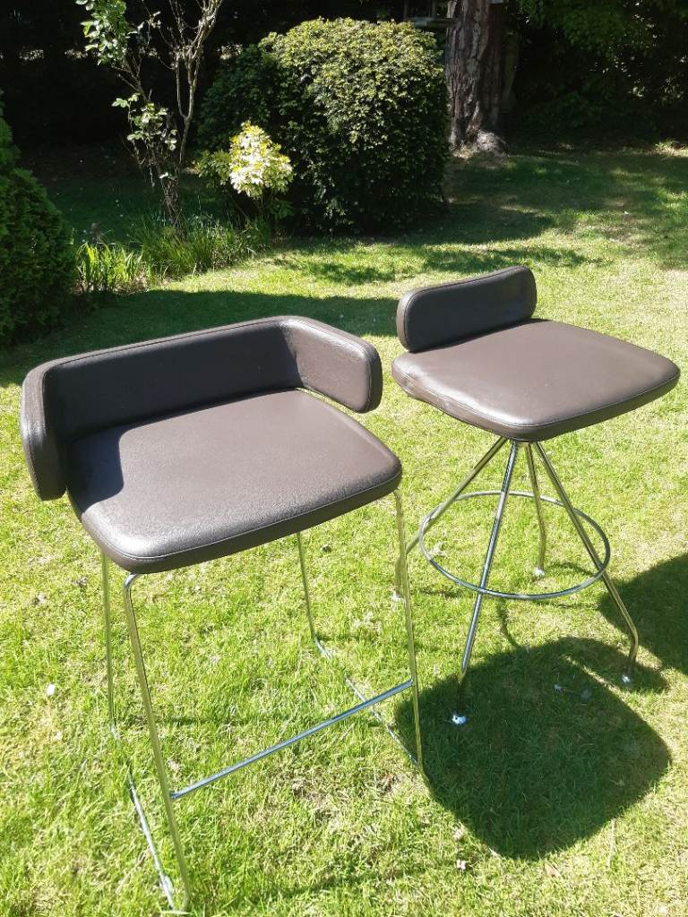 4 bar stools and 1 swivel chair