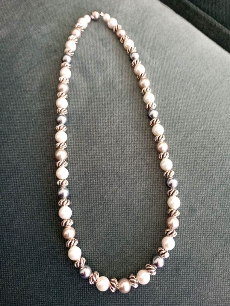 image for Beautiful faux pearl necklace 