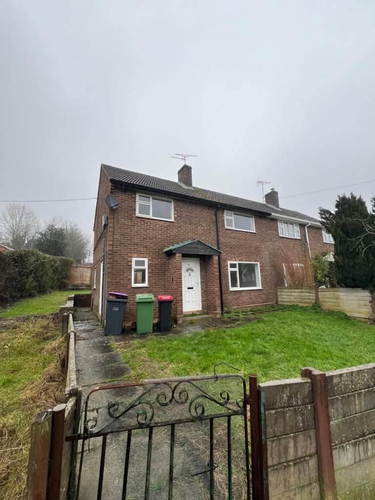 For Rent, Spacious 3-Bedroom Semi-Detached House with Front & Rear Gardens – In Telford TF4!!!