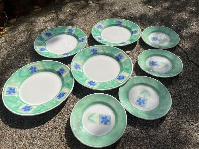 4 dinner plates white and green Churchill Staffordshire England 24cm