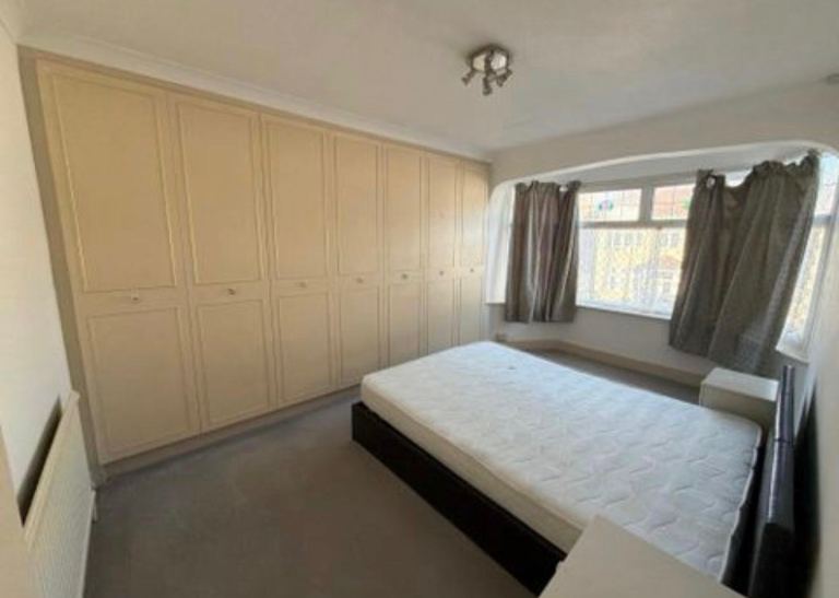 2 Share spaces available with separate beds in a King Size Room Luxury House