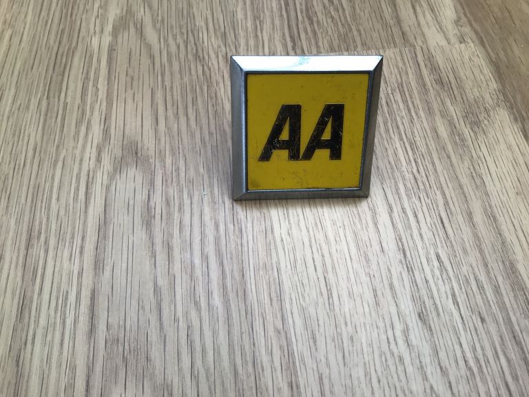 🚘 AA Car Badge 🚘 Silver and Yellow  Pre owned with New Bolts on Back  £8