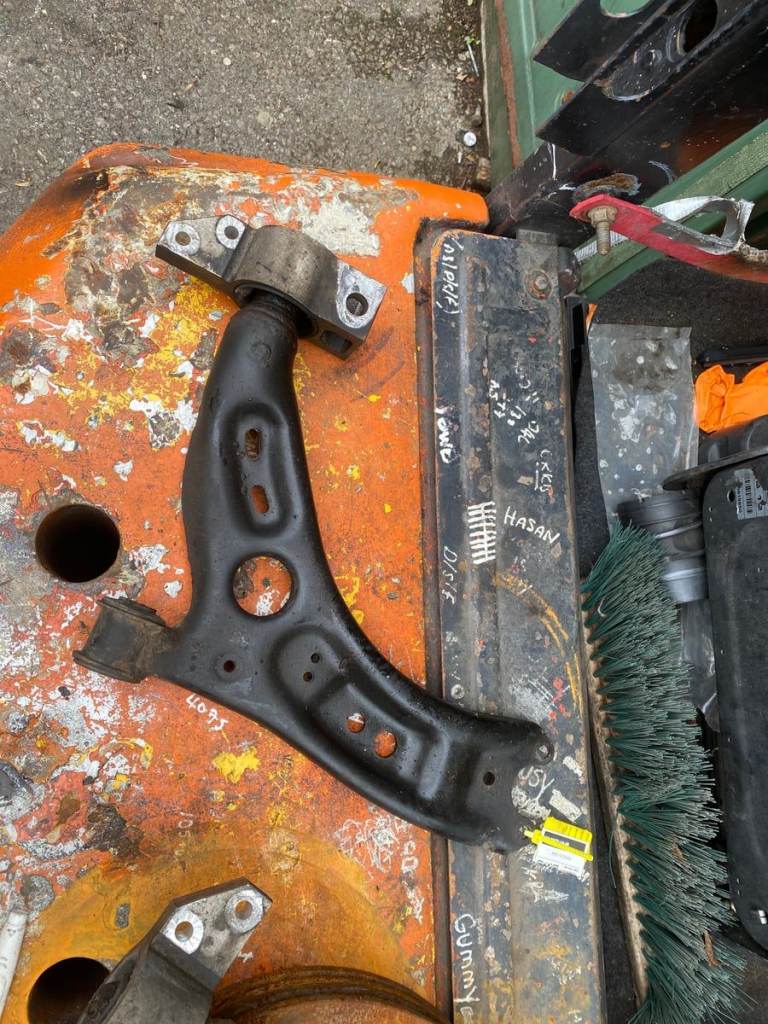 VW GOLF MK6 - PASSENGER SIDE LOWER ARM / WISHBONE - PASSENGER SIDE 2009-12