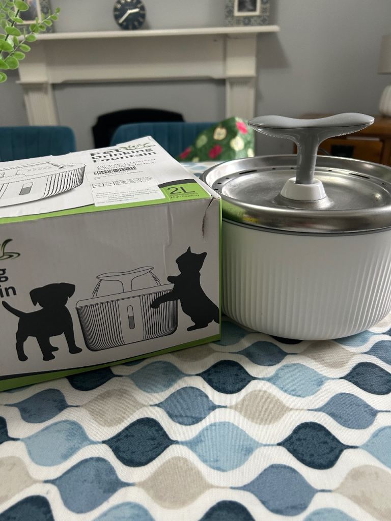 Pet drinking fountain