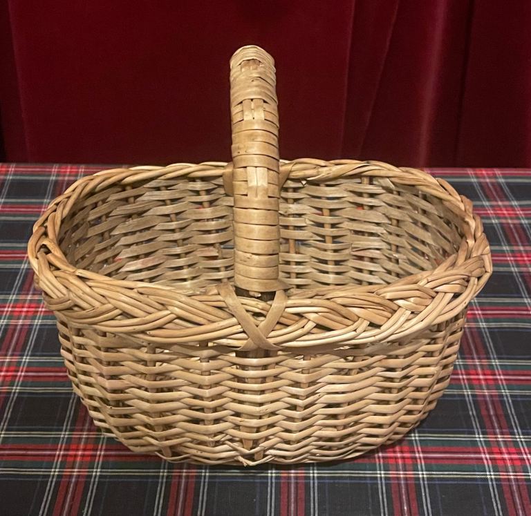Small wicker basket